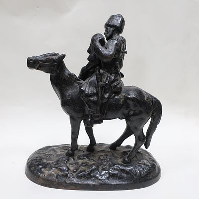 Чугунная скульптура "Прощание казака с казачкой" завод КАСЛИ . Литье, чугун, покрытие. 
Следы 