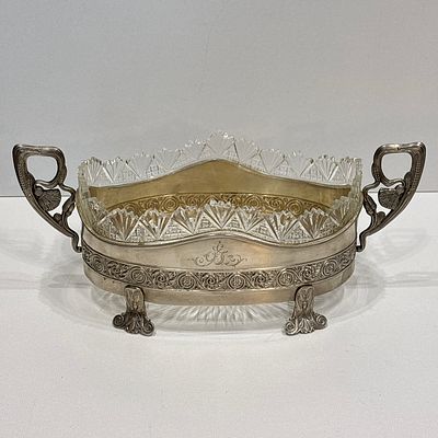 Большая серебряная ваза с хрусталем, украшенная растительным орнаментом, Российская империя 