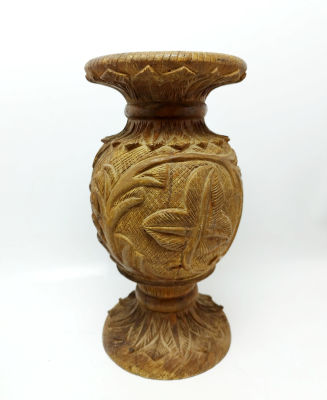 אגרטל עשוי עץ זית , מגולף ביד. גובה כ26 ס''מ . בול מס מותרות בתחתית.