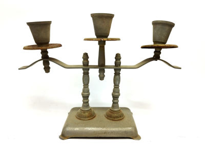 פמוט מתכת שלוש קנים ישן. גובה -. 
חיבורים קצת רופפים.