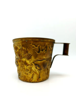 ספל ברונזה עתיק, חתום. חור בתחתית הספל. גובה 7 ס''מ