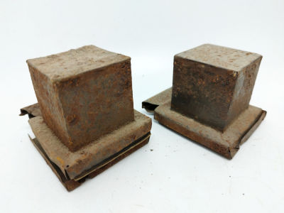 בתי תפילין עתיקים. עשויים מתכת , חלודים מאד.