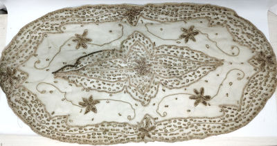 מפת שולחן קטנה, רקומה חוטי כסף. 
מידות -