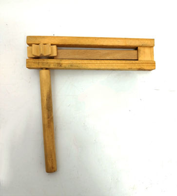 רעשן ישן , עשוי עץ