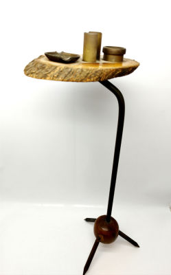 מעמד עשוי עץ זית , משולב ברונזה. משמש כמאפרת מוסדות. 
גובה- 62 ס''מ