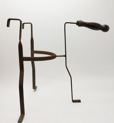 מתקן מתכת להנחת סיר לבישול על גבי מדורה