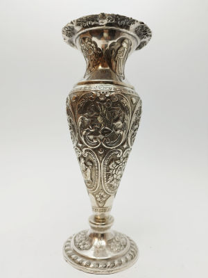 אגרטל כסף פרסי , עבודת יד איכותית מאד , ריקועים של דמויות שונות, ביניהם פרשים על סוסים ודומיות 