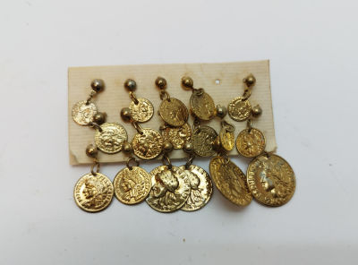 לוט עגילים דמות רפליקות של מטבעות עתיקים.