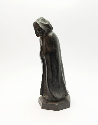 פסל קרמיקה איכותי, עשוי בעבודת יד בסגנון הגוטי. גובה כ26 ס''מ .