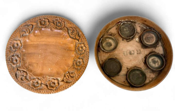 צמד מגשי עץ הכולל צלחת פסח. קוטר 29 ו31 ס״מ