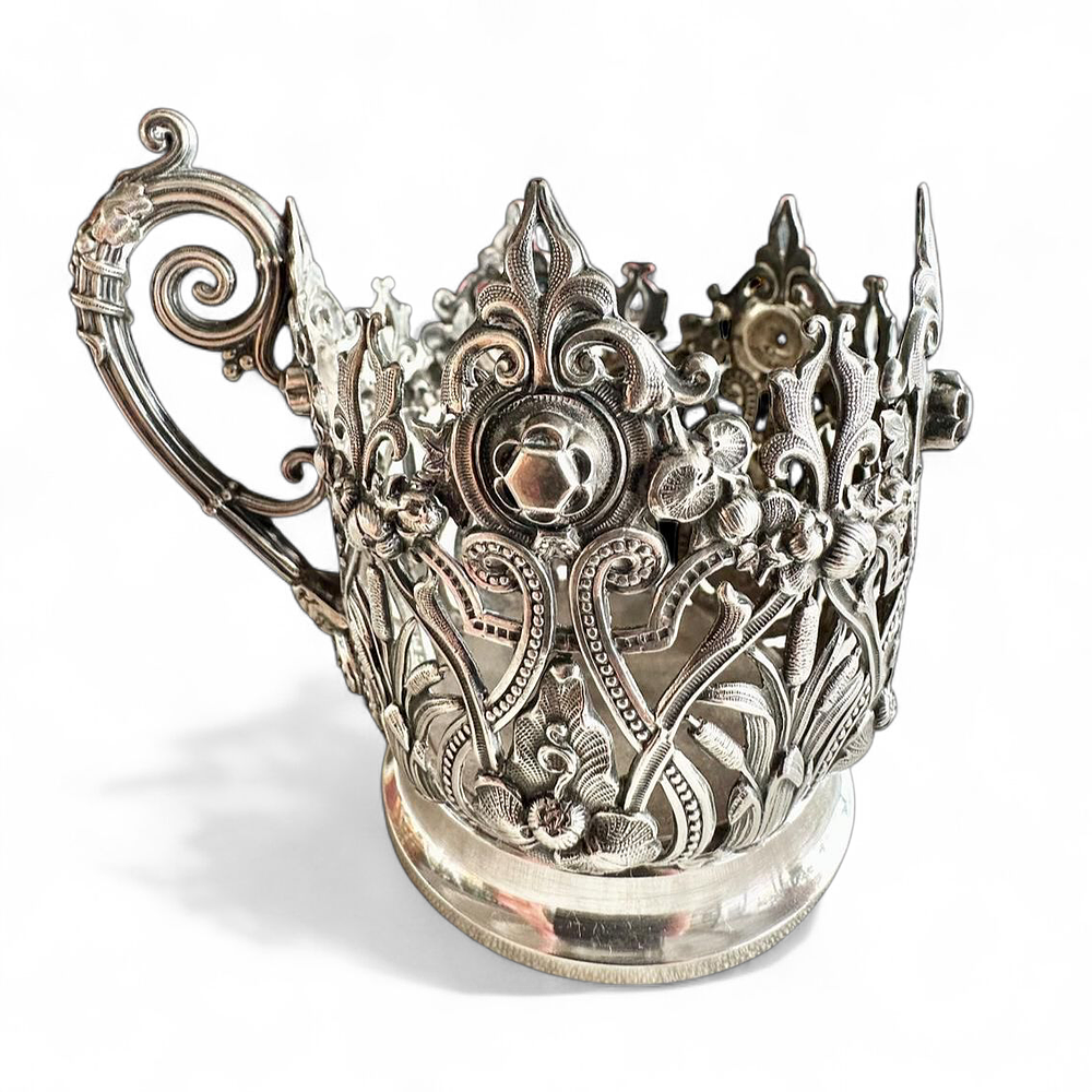 מחזיק כוס רוסי עתיק. עשוי כסף בעבודת יד מפורטת. חתום. גובה - 10.5 ס''מ . רוחב כולל ידית 9.5 