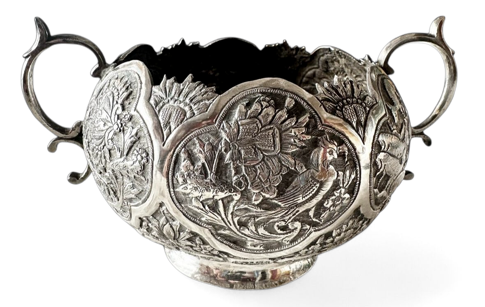 כלי כסף פרסי, מעוטר עבודת חריטה צפופה . 
חתום. מידות - 14.5 / 8 ס''מ . משקל - 209 גרם .