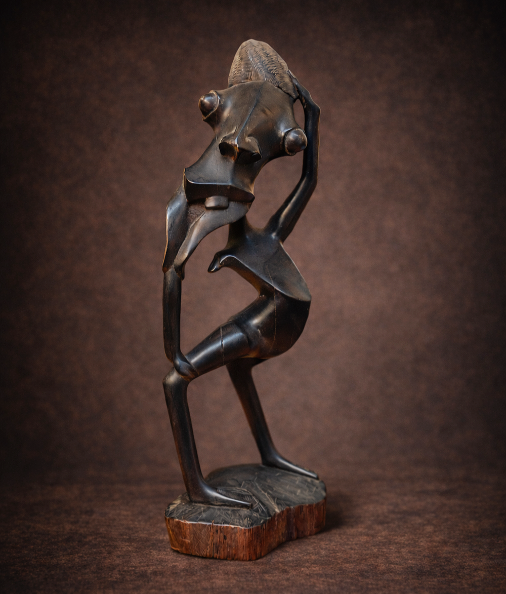 John fundi - פסל אפריקאי מוכר ובכל שם עולמי. נפטר ב1989. גובה הפסל - 36 ס''מ , סדק ברגל הפסל