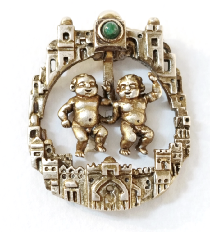 פרנק מייזלר - תליון כסף מזל תאומים. משקל - 22 גרם , שאריות הזהבה, חתימה מחוקה ולא קריאה, כסף נבדק.