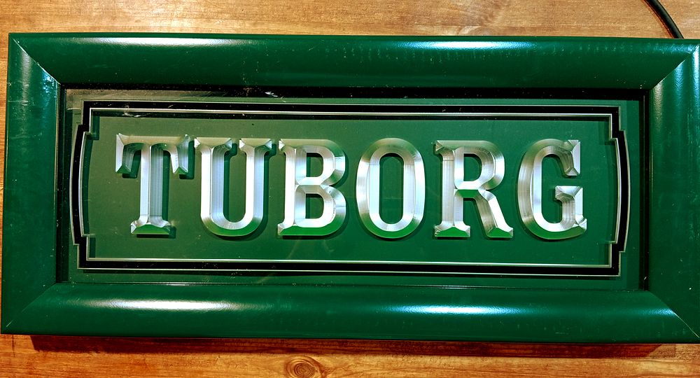 שלט טובורג מואר ישן. עובד בתקינות. מידות - 64/28 ס''מ