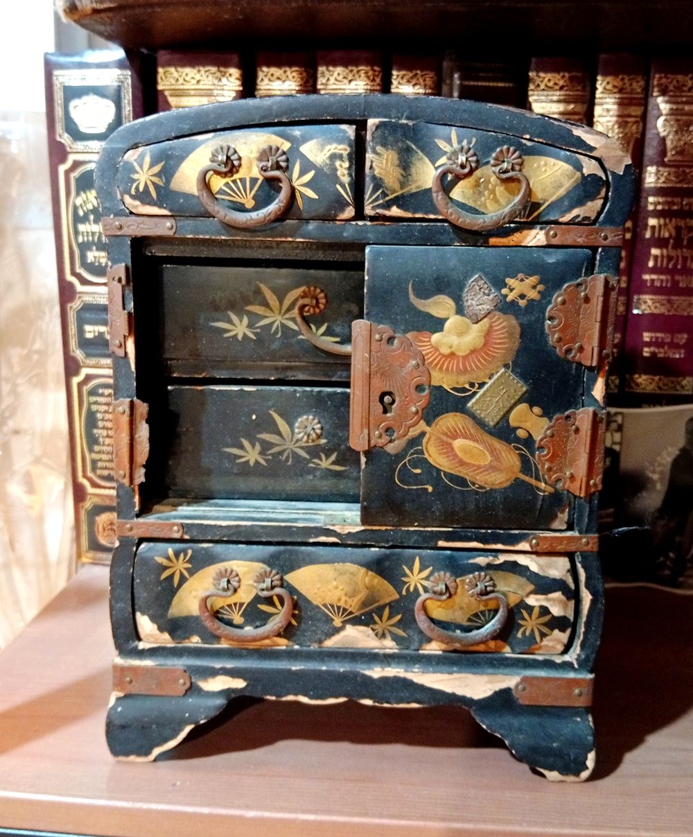 קופסת תכשיטים יפנית מייג'י, המאה ה19. עשויה עץ משולבת אלמנטים מנחושת וציור יד. דלת חסרה 