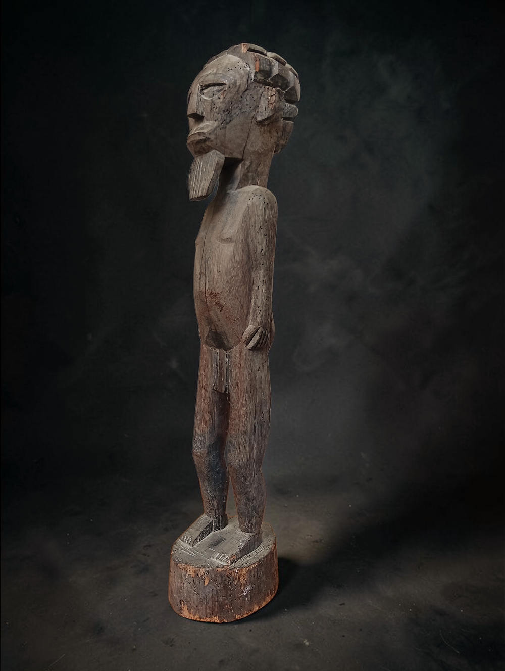 פסל אפריקאי - "אב קדמון" עתיק מאד. גובה. כ50 ס''מ , סימני טרמיטים בעיקר בבסיס.