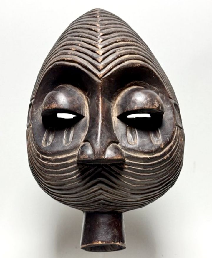 מסכה אפריקאית - לובה 
ארץ מוצא: הרפובליקה הדמוקרטית של קונגו 
חומר: עץ 
לא כולל המעמד תצוגה 