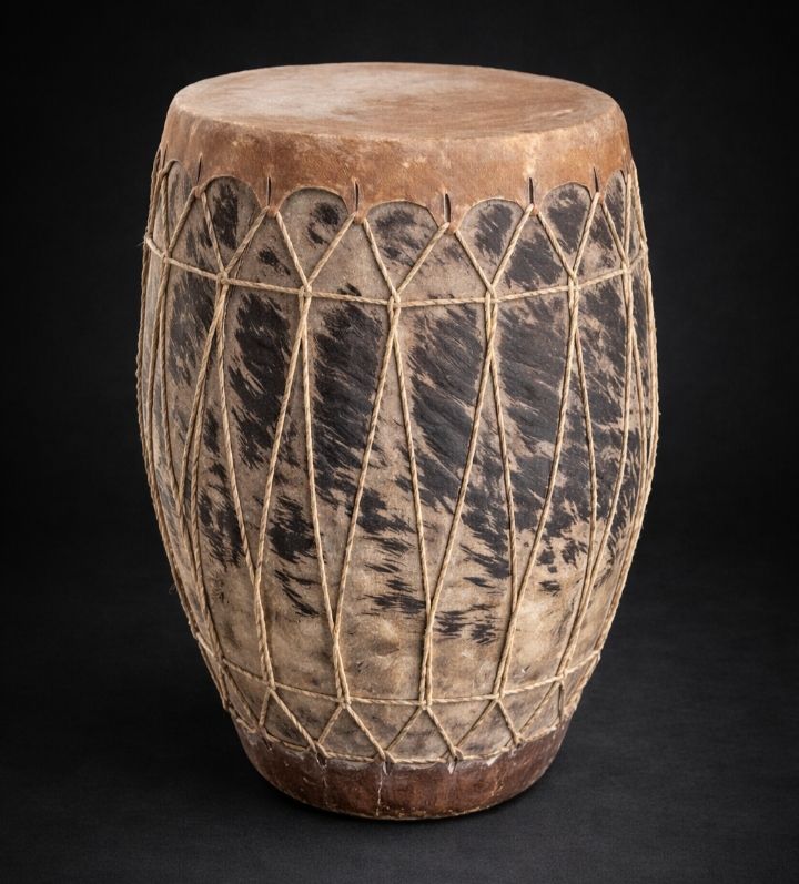 תוף אפריקאי גדול מימדים, עשוי עץ משולב עור. גובה - 40 ס''מ , קוטר - 26 ס''מ