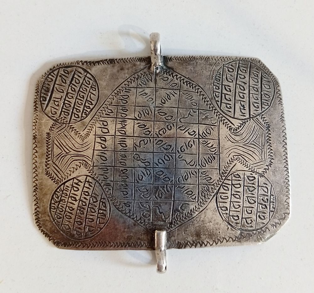 קמיע כסף ברברי, מרוקאי , איסלמי עתיק. 
קמיע עתיק גדול, עם לחשים רבים כתובים עליו, לקוח מספר 