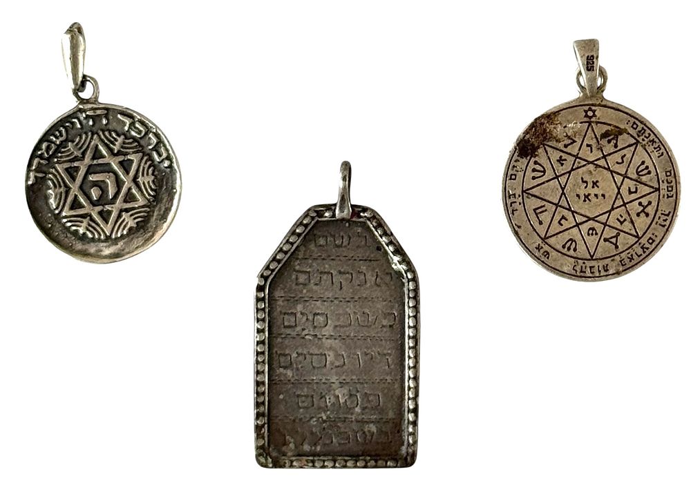 קמעות . שלושה קמעות 
עשויות כסף
