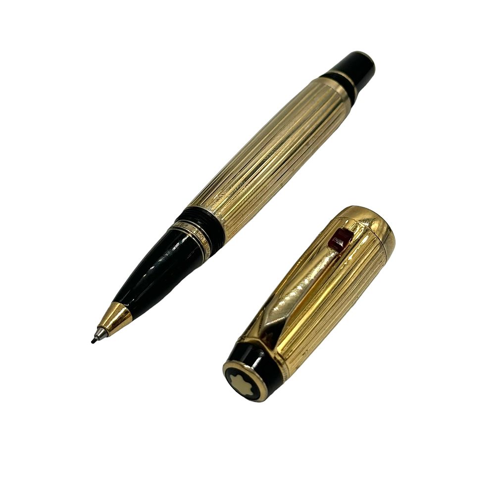 MONTBLANC BOHEME. עט יוקרתי תוצרת גרמניה 
עשוי כסף מצופה זהב משובץ רובי 
מצב טוב 
שחיקה קלה לציפוי