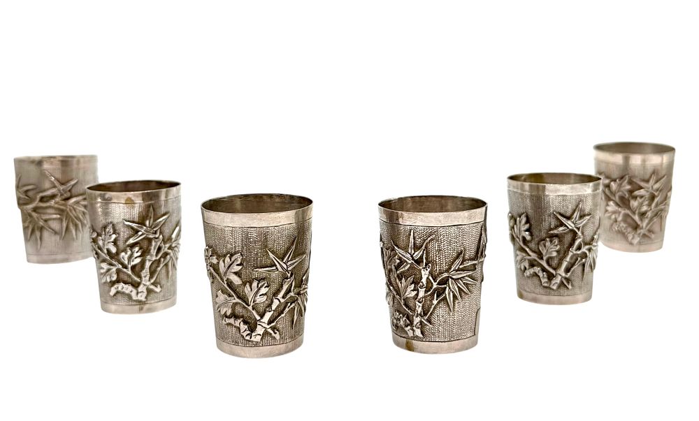 סט כוסות כסף . סט 6 גביעי כסף 
מעוטר בתבליטים יפנים של צמחים. 
חתום