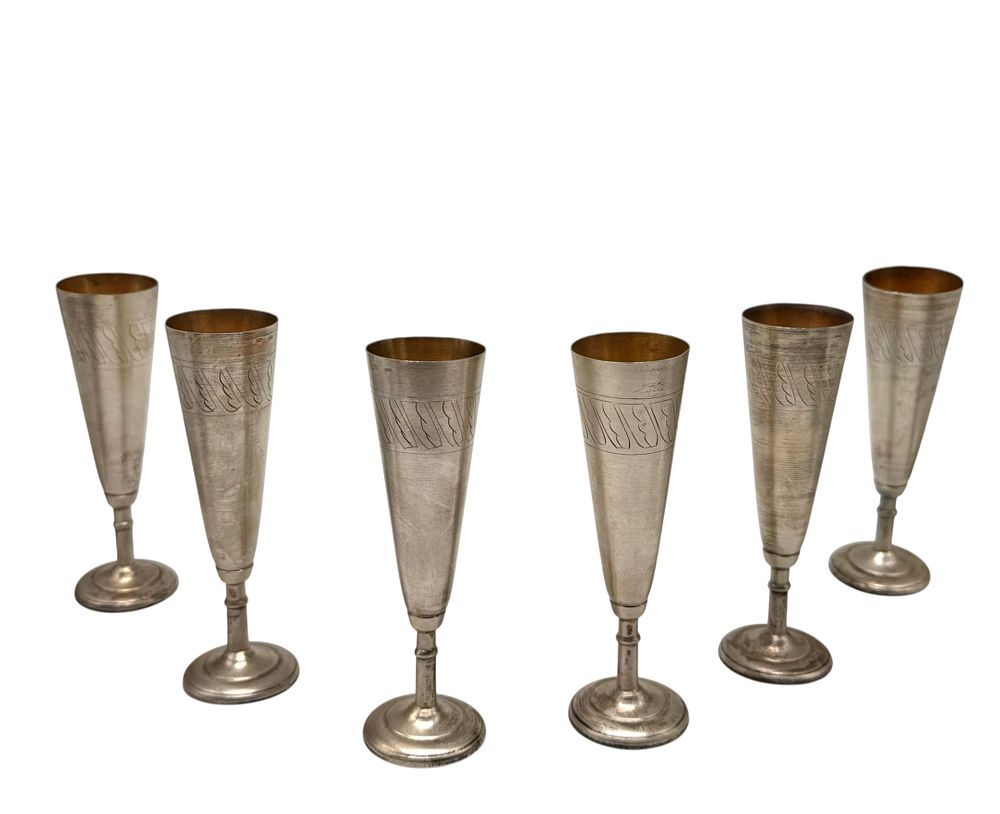 סט כוסות כסף סובייטיות. סט של 6 גביעים מכסף 875 רוסיה, מעוטר בחריטות. 
מוזהב בחלקו הפנימי.