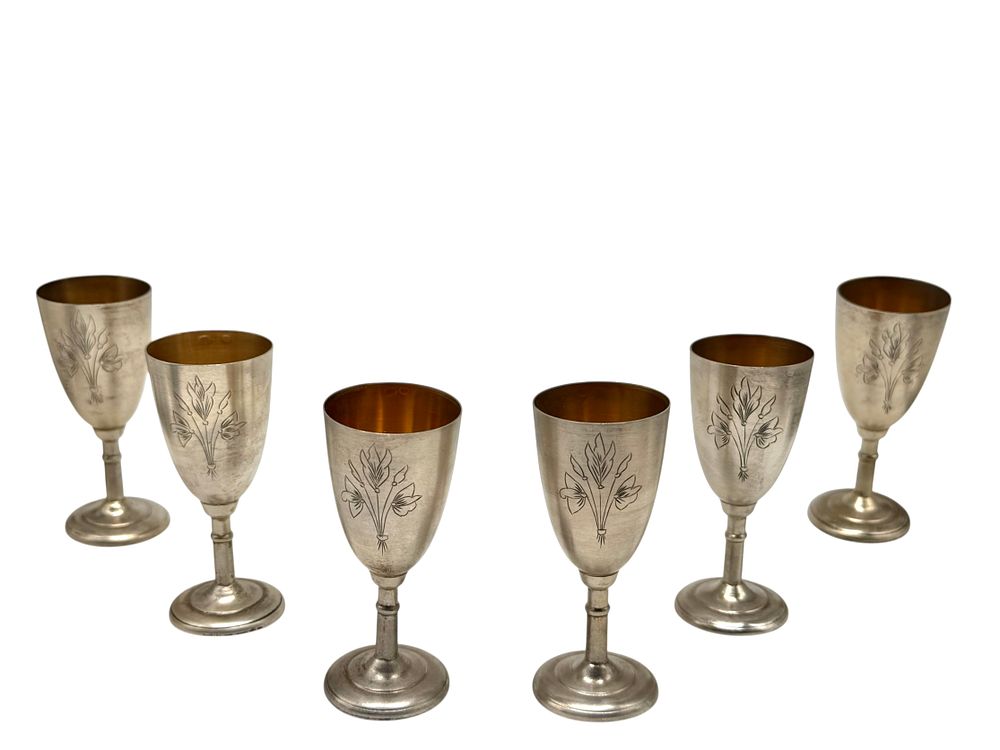 סט כוסות כסף סובייטיות. סט 6 גביעים וינטג' מעוטר בחריטת עלים 
חתום 875 
מוזהב בחלקו הפנימי
