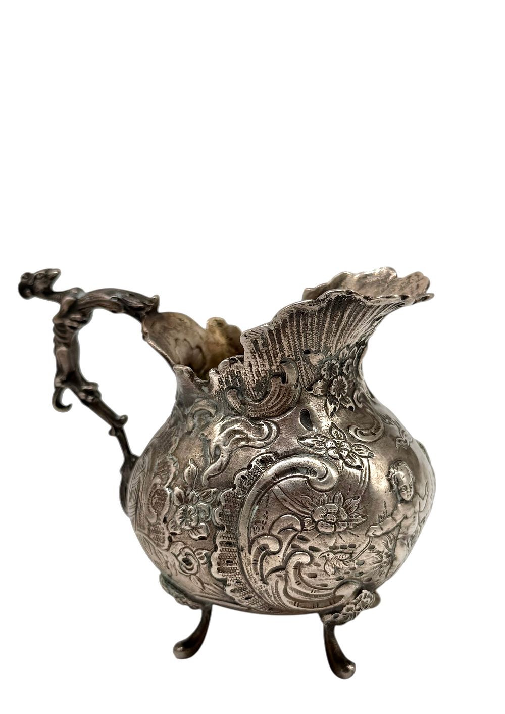 כלי גרמני לחלב עתיק עשוי כסף, 
ידית מפוסלת בצורת חיה.