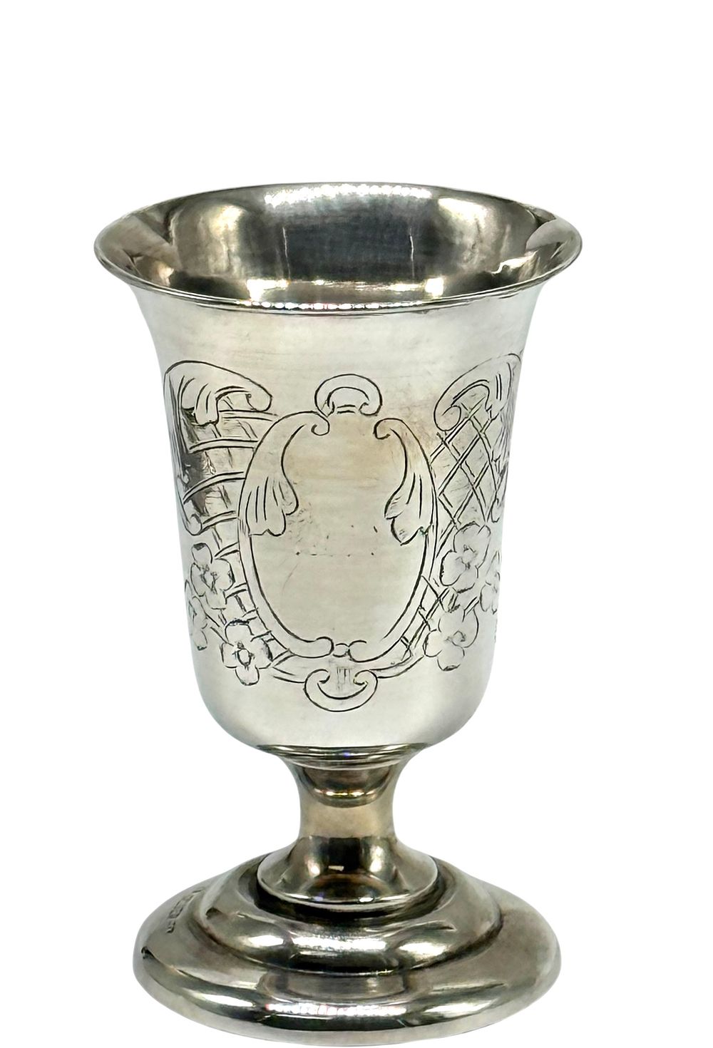 גביע קידוש . גביע כסף 
בעבודת חריטה פירחונית 
חתום
