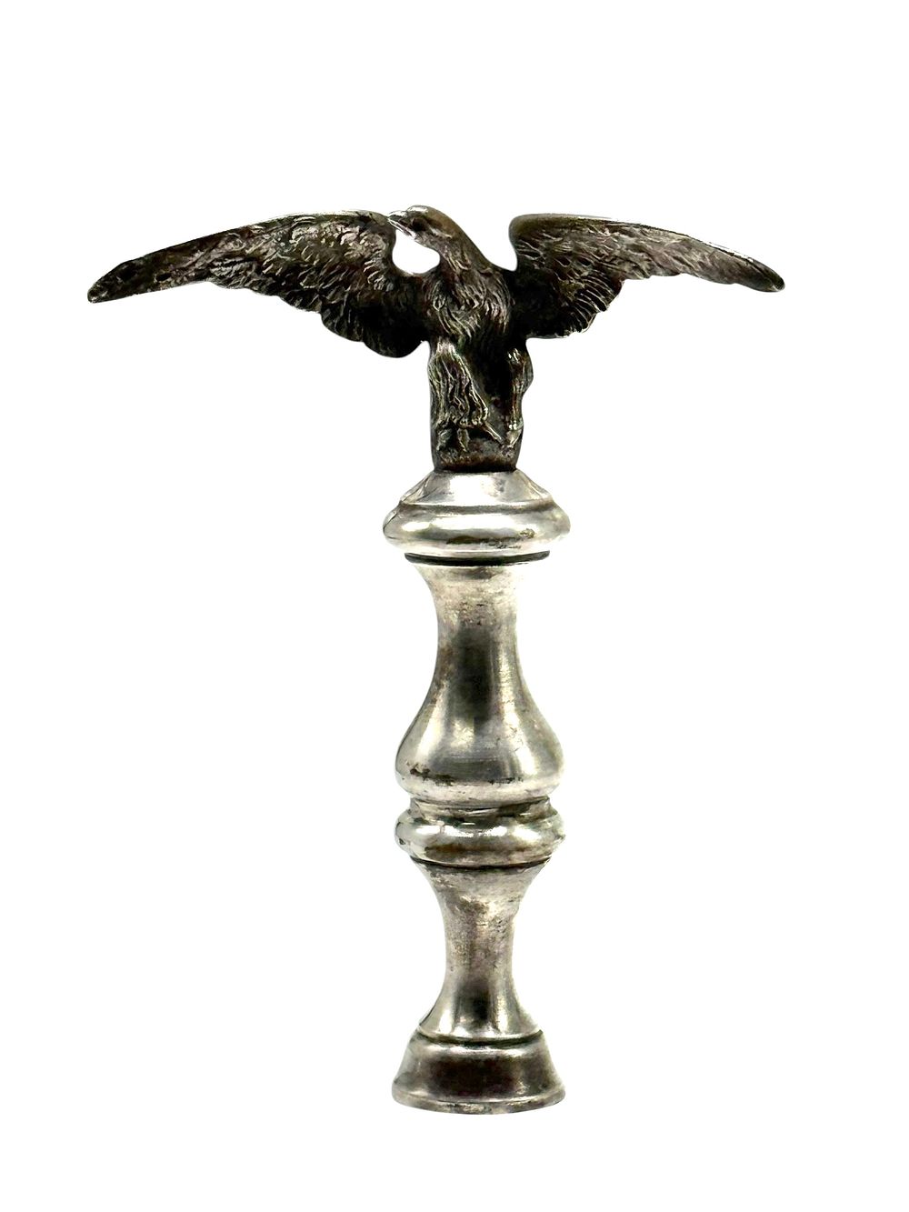 נשר מכסף 
ככול הניראה חלק מחנוכייה . גובה 14 ס״מ