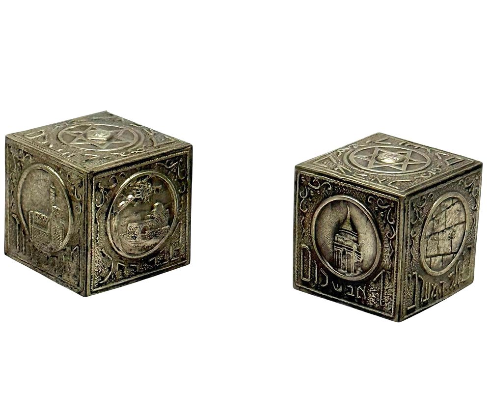 בצלאל. בתי תפילין מעוטרים עשויים נחושת מצופה כסף בצלאל