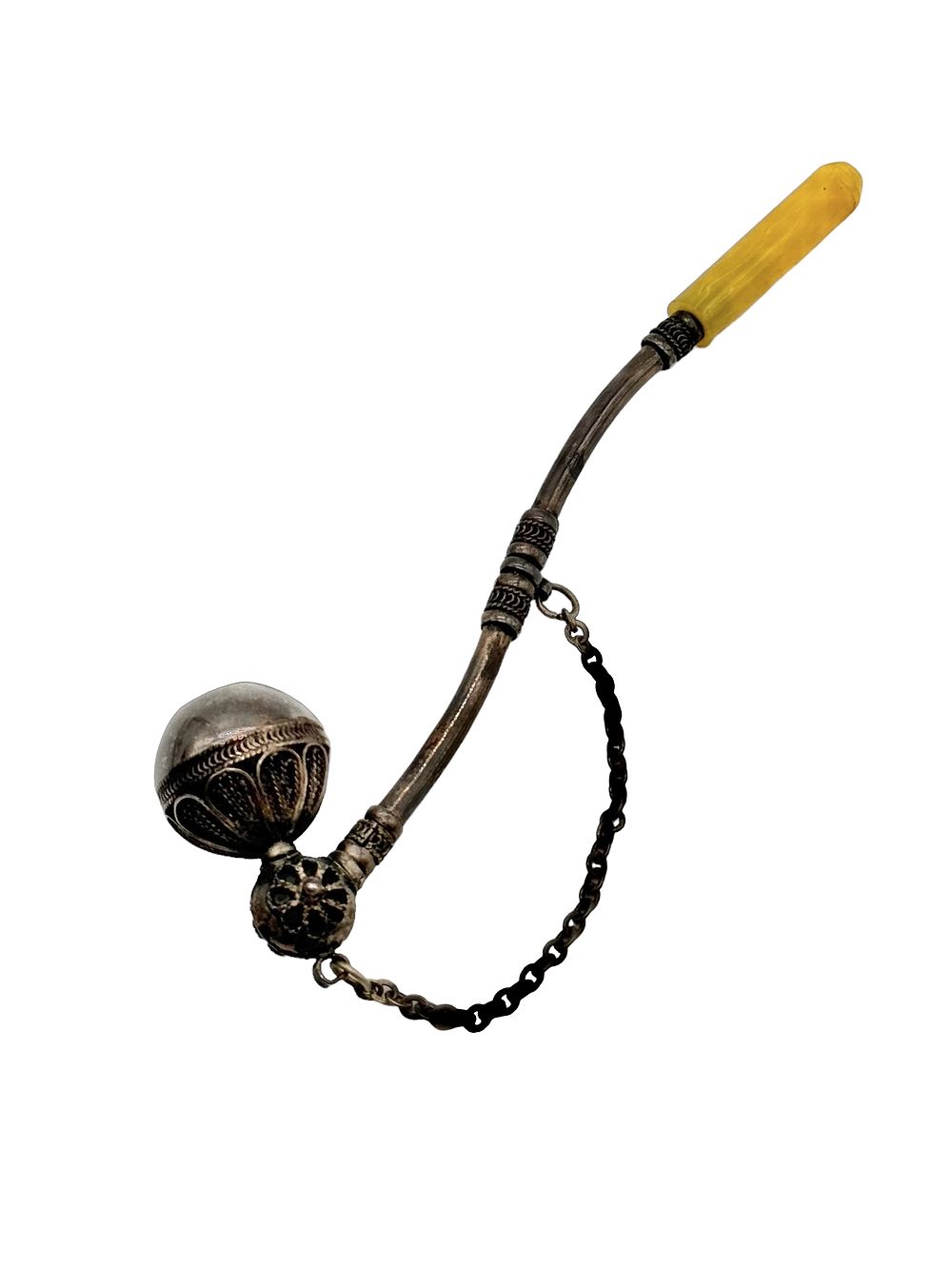 בצלאל . מקטרת כסף 
עשויה בעבודת פיליגרן 
לא נמצא חתימה