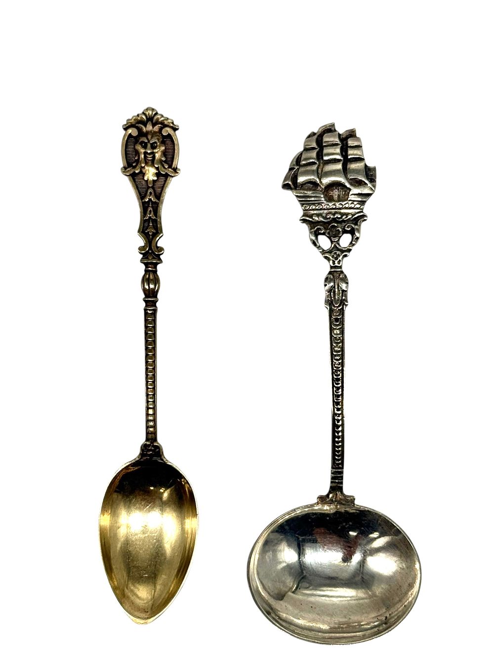 זוג כפיות כסף. שתי כפיות אספנים אירופאיות קלאסיות העשויות מכסף