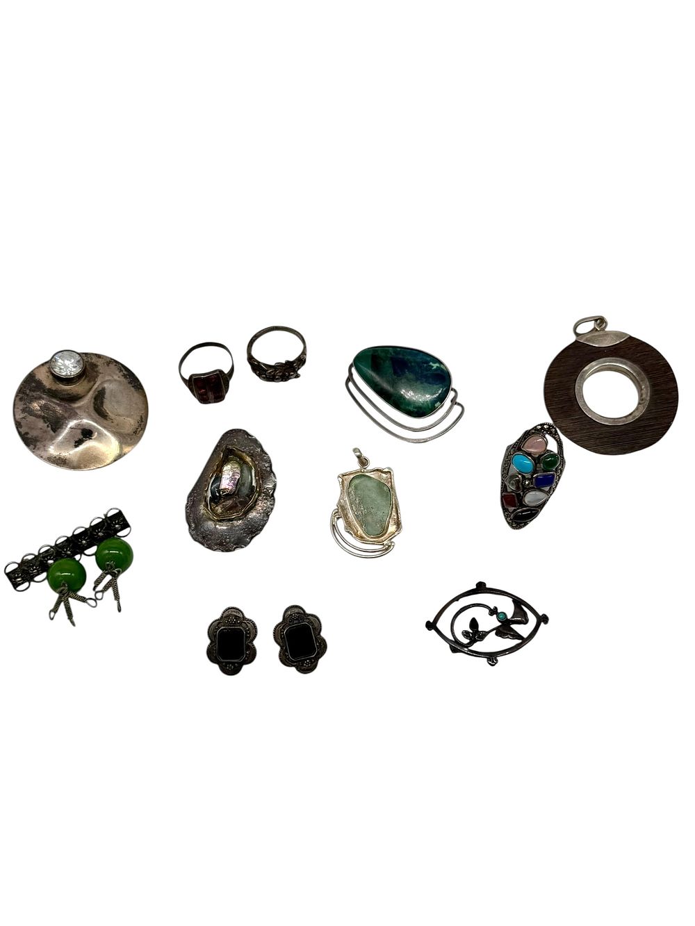 לוט תכשיטי כסף 
בשילוב אבני חן. לוט תכשיטי כסף המשובצים באבני חן