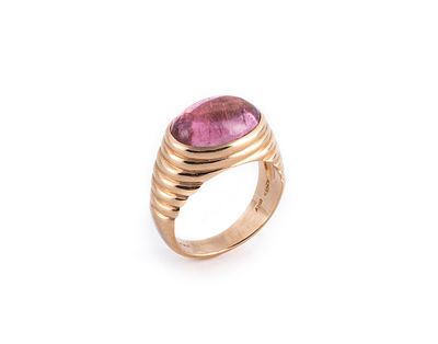 Bulgari, anello in oro e tormalina rosa, 1970 ca - Bulgari, anello in oro e tormalina rosa, 1970 