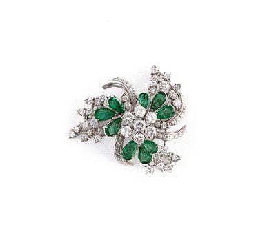 Spilla in oro bianco, smeraldi e diamanti, 1950 ca - Spilla in oro bianco, smeraldi e diamanti 