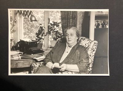 А. А. АХМАТОВА в Комарово. 
Фотография. 1969-е гг. 
28,5 х 19 
Штампик: "Collection Mark Grosset"