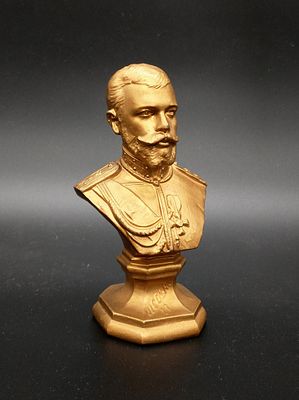 Портрет императора Николая II 
Бюст. 
Металл 
Выс. 13,5 
Слева: Victor Levêque 
Работа 