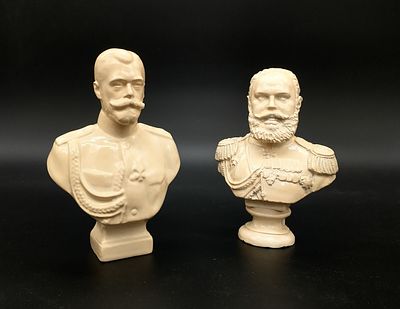 Портреты императоров Александра III и Николая II 
Два бюста. 
Керамика. 
