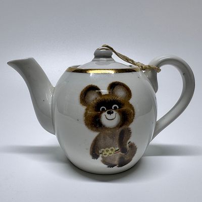 Чайник &laquo;Олимпийский Мишка&raquo;. СССР, Дулево, 1980 г. Фарфор, деколь, золочение. Чайник 