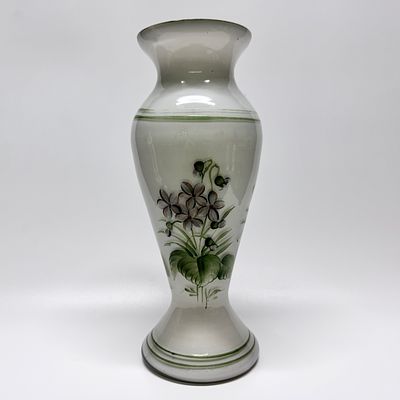 Ваза &laquo;Цветы&raquo;. СССР, 1950-1960-е гг. Молочное стекло, роспись. 
Высота – 30,5 см.