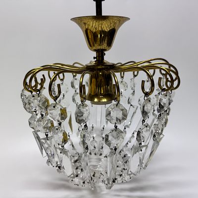 Люстра. Европа, ХХ век. Латунь, стекло. 
Размер: высота - 35 см.; диаметр - 25 см.