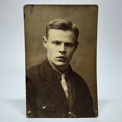 Фотография &laquo;Василий&raquo;. Россия, 1928 год. 
С оборота: печать фотомастерской на Тверской и 