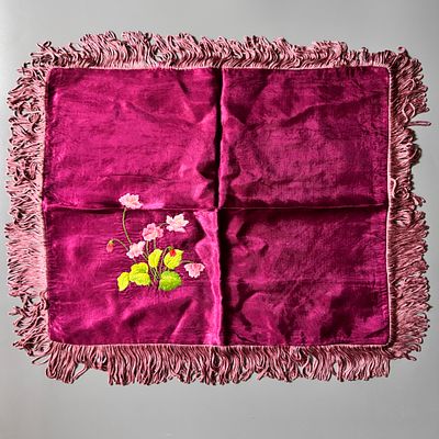 Наволочка &laquo;Лотос&raquo;. Китай, 1950-е гг. Шелк, ручная вышивка гладью, бахрома. Наволочка 