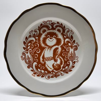 Тарелка &laquo;Олимпийский Мишка&raquo;. СССР, Дулёво, 1980 г. Фарфор, печать, золочение (борт). Тарелка 