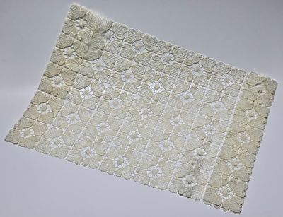 Скатерть. СССР, 1970-е гг. Кружево машинное. 
Размер: 69х37 см. 
№ 3 ВА