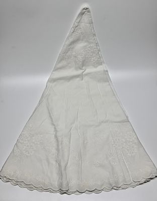 Скатерть круглая с вышивкой. СССР, 1950-е гг. 
Диаметр - 168 см. 
№ 4 ВА