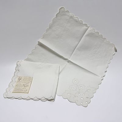 Салфетки с вышивкой. Пара. СССР, 1977 г. 
Оригинальная этикетка (1 шт). Размер: 37,5х35 см. 